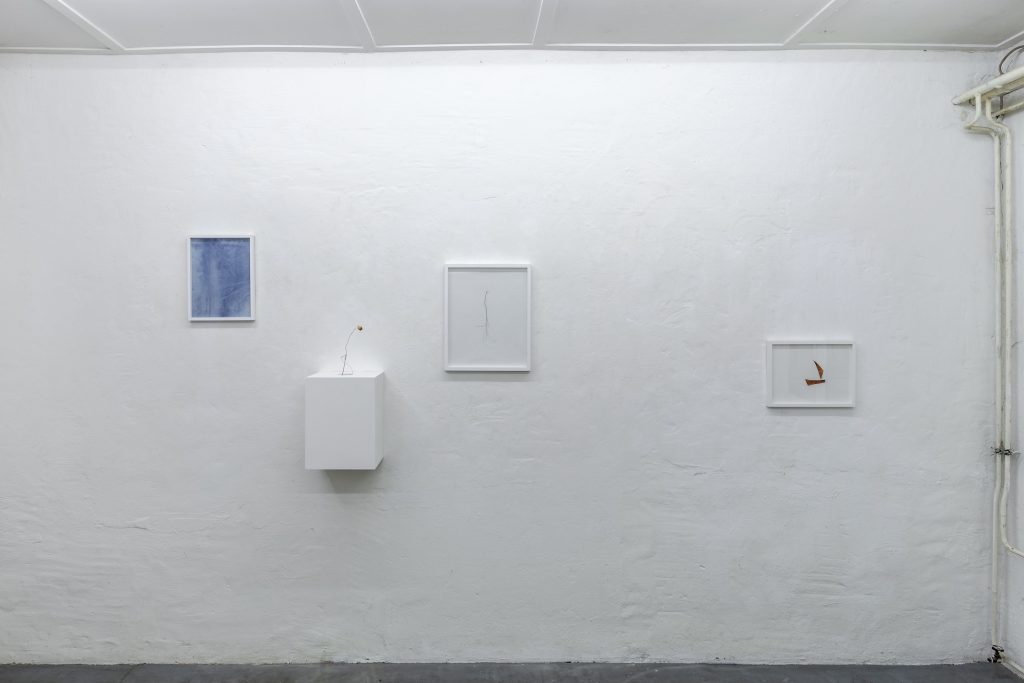 "Eine Geschichte vom Reisen" 2023, Serie aus 4 Objekten, Ausstellungsansicht